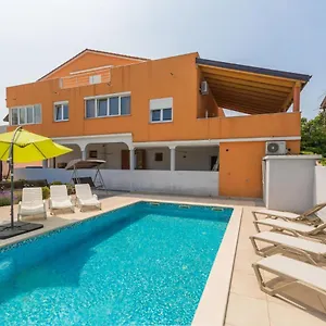 Comfort With Pool In (adults Only) , Medulin Kroatien